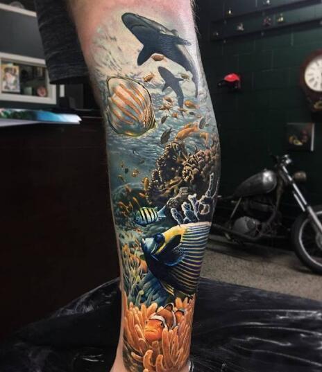 彩色写实风格的小腿纹身图片9张