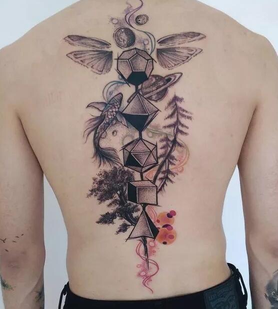 9张美爆的后背纹身图片