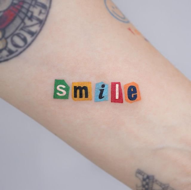 一组彩色的字母纹身图片