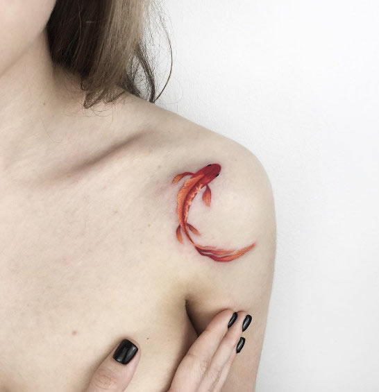 9张唯美的肩头小鱼纹身图片