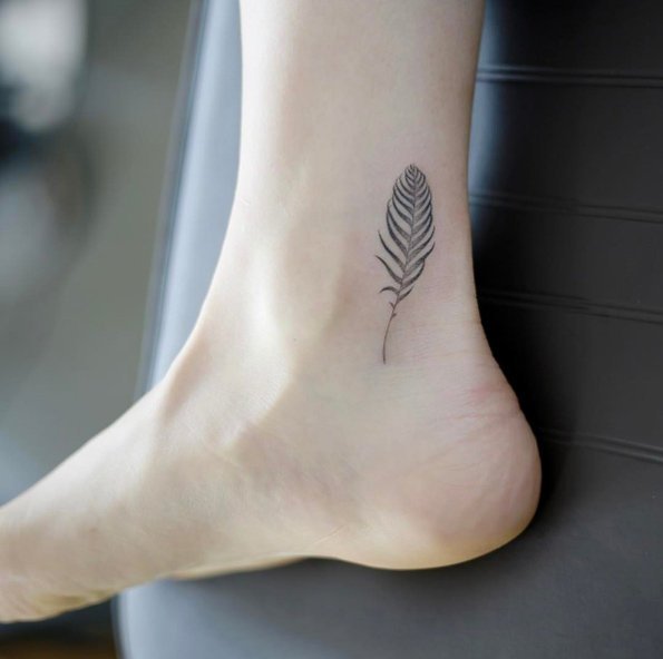 清新精致的羽毛纹身图片9张