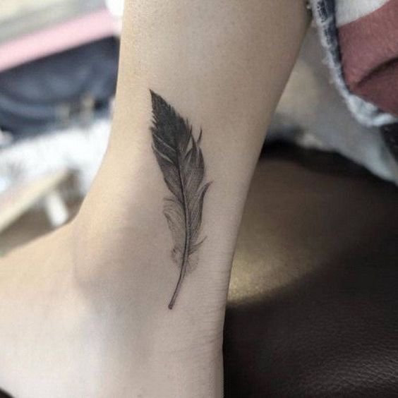 清新精致的羽毛纹身图片9张
