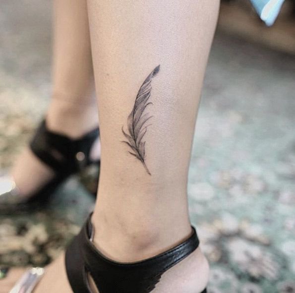 清新精致的羽毛纹身图片9张
