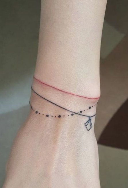 一组手腕处的线条纹身图片