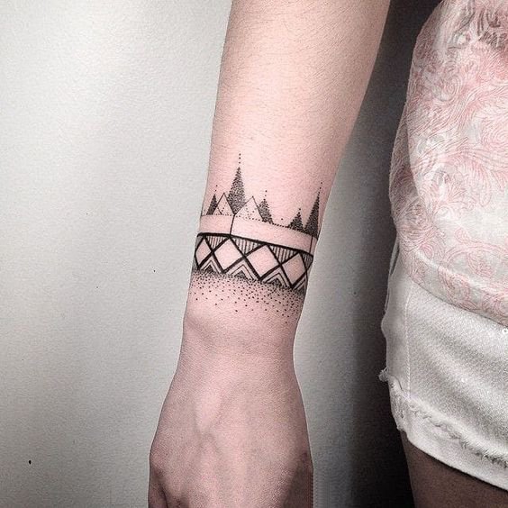 一组手腕处的线条纹身图片