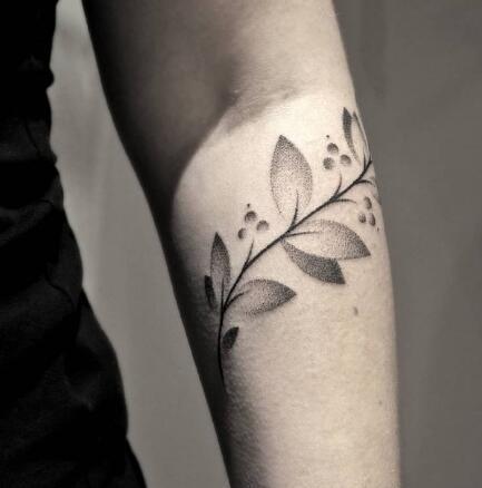 个性十足的黑灰点刺纹身图片9张