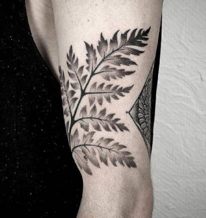 个性十足的黑灰点刺纹身图片9张