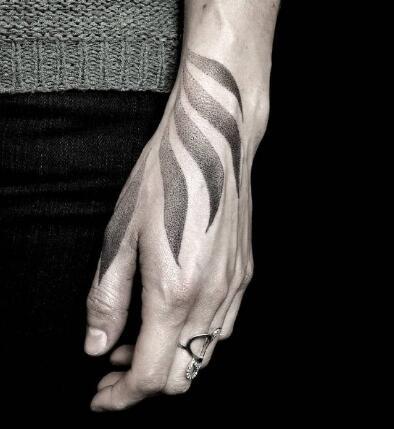 个性十足的黑灰点刺纹身图片9张