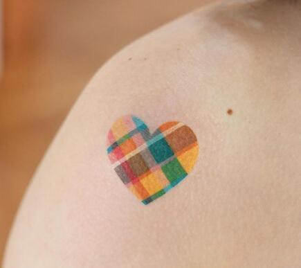 单针技术的彩色小臂纹身图片9张