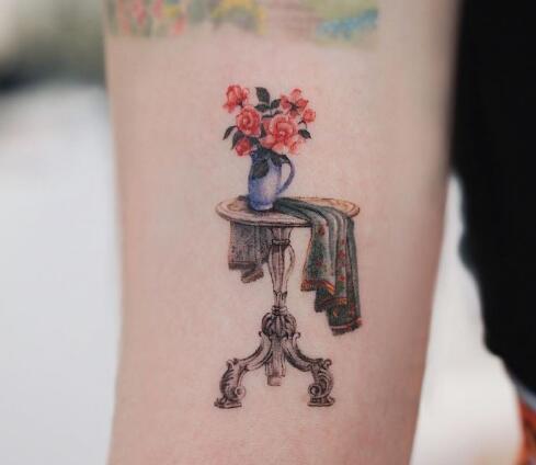 单针技术的彩色小臂纹身图片9张