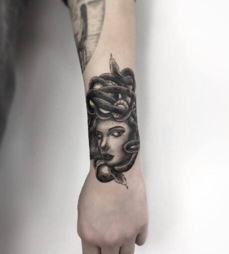 一组有趣的暗黑点刺纹身图片