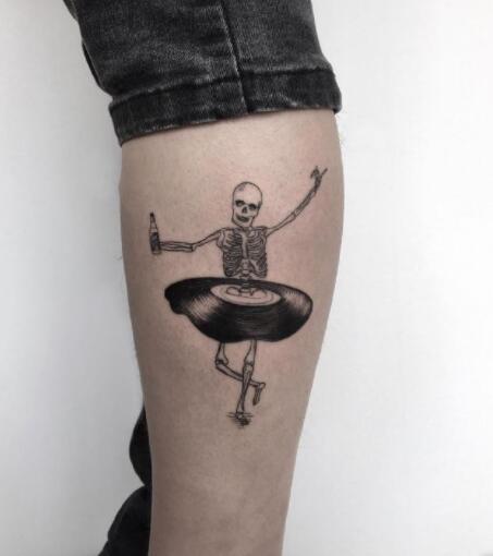 一组有趣的暗黑点刺纹身图片