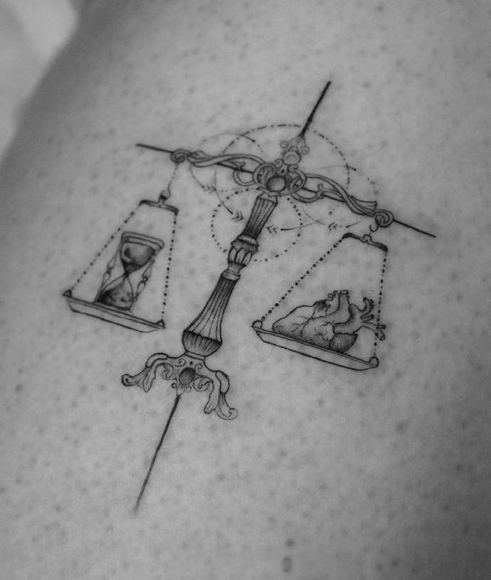 9张令人感到沉静的黑白点线纹身图片