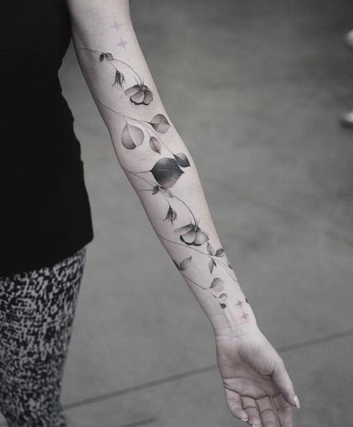 9张令人感到沉静的黑白点线纹身图片