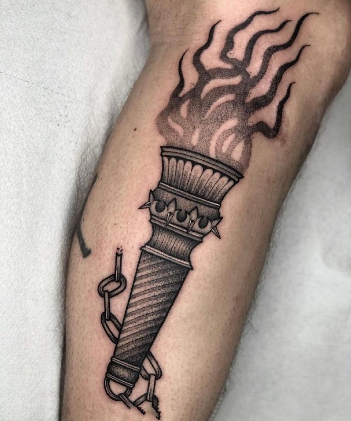 一组适合手部腿部的黑白纹身图片