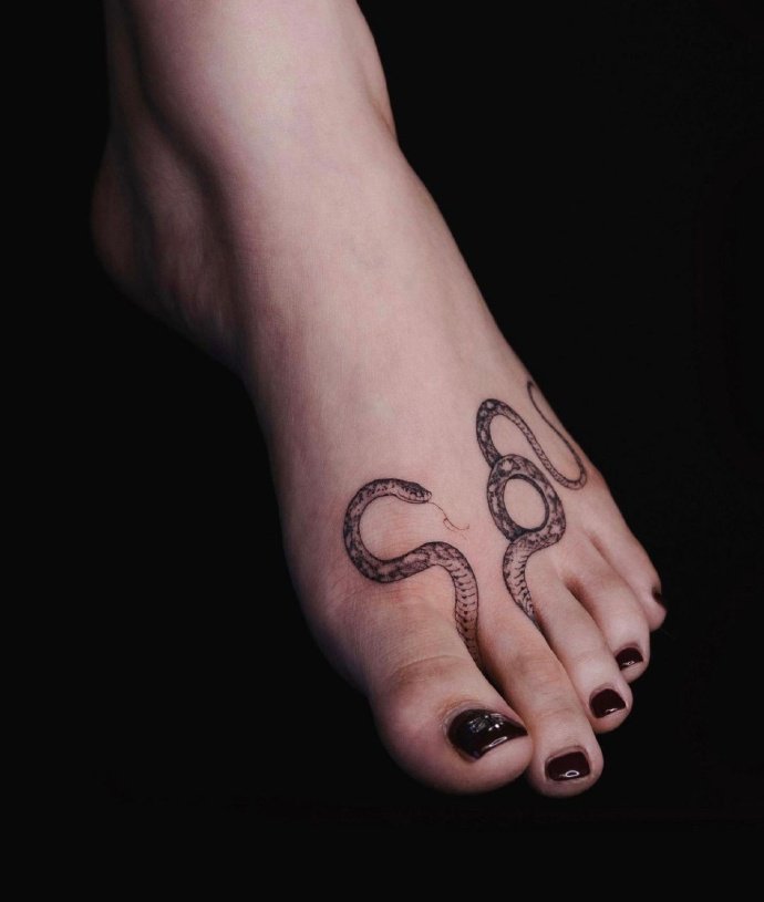 一组暗黑色的蛇纹身图片