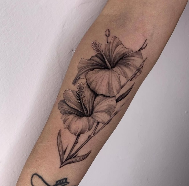 9张较温和细腻的黑灰纹身图片