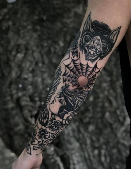 一组手臂上的oldschool风格黑灰纹身图片