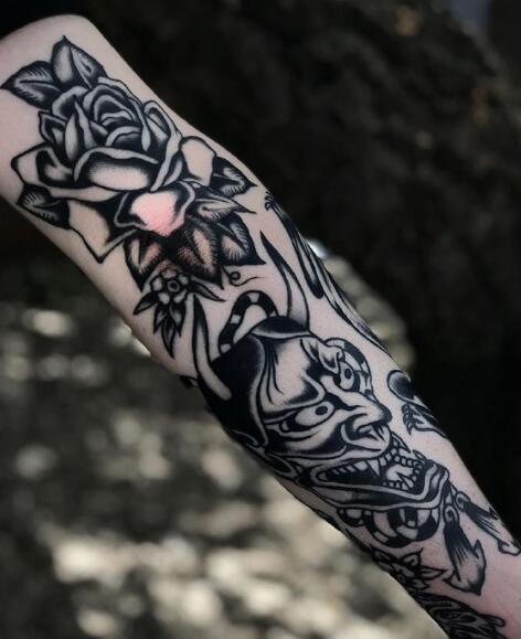 一组手臂上的oldschool风格黑灰纹身图片