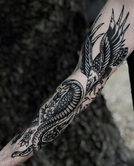 一组手臂上的oldschool风格黑灰纹身图片