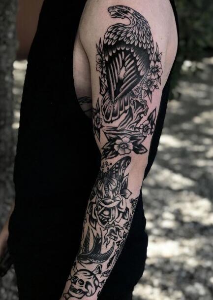 一组手臂上的oldschool风格黑灰纹身图片