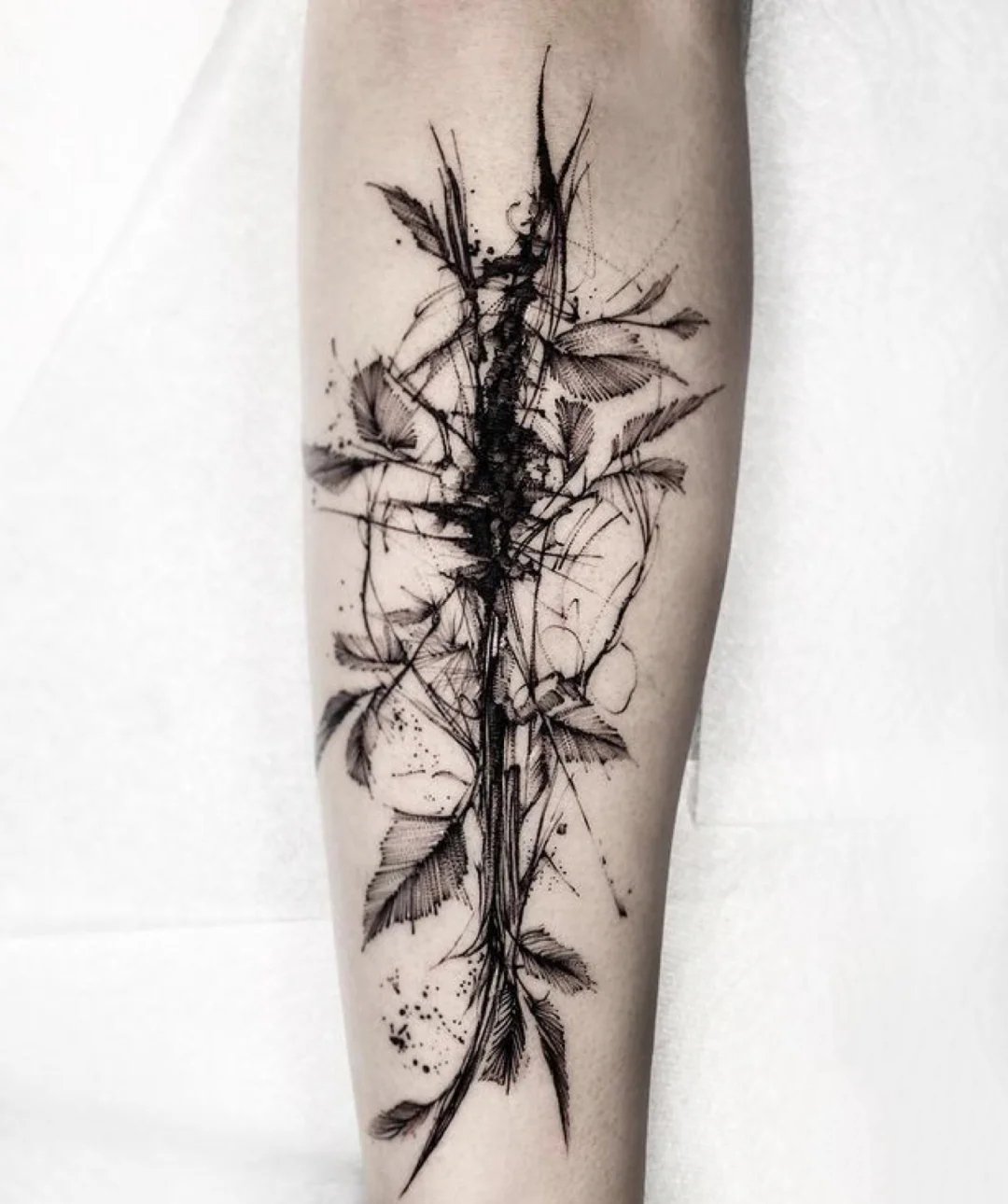 随意泼墨风的9张黑色系纹身图片