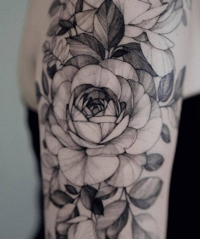 女性身上的一组漂亮素花纹身图片