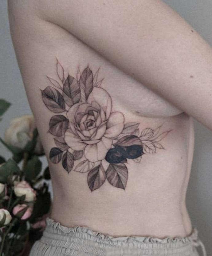 女性身上的一组漂亮素花纹身图片