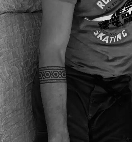 9张简洁不浮夸的男士臂环纹身图片