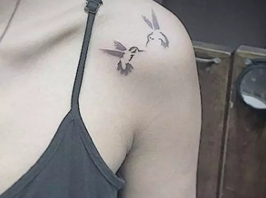 女士肩部纹身——为妩媚增分、为性感添彩