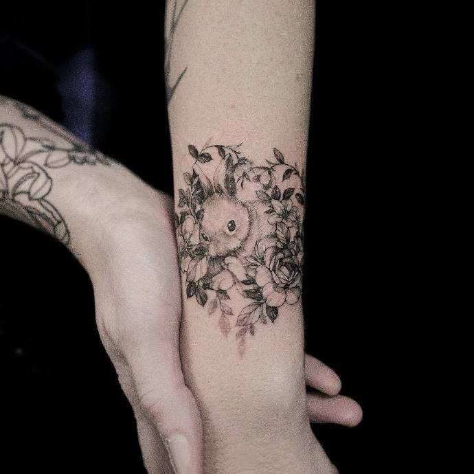 9张提升气质的黑灰素花纹身图片