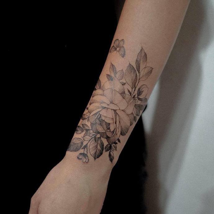 9张提升气质的黑灰素花纹身图片