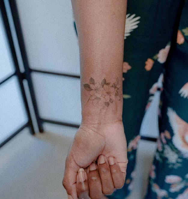 9张提升气质的黑灰素花纹身图片