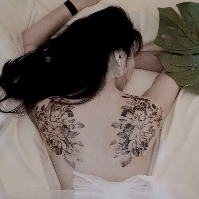 性感女神偏爱的素花主题纹身图片9张