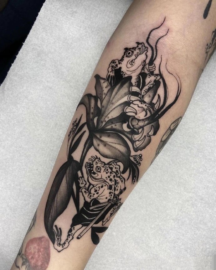 独特的黑灰日式风格纹身图片9张