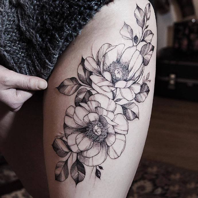 女生都喜欢的一组黑灰素花纹身图片