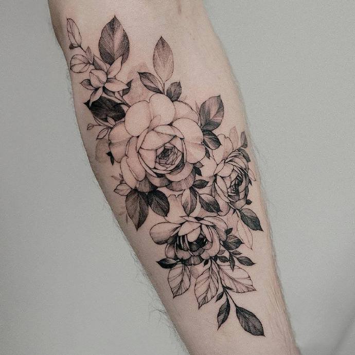 女生都喜欢的一组黑灰素花纹身图片