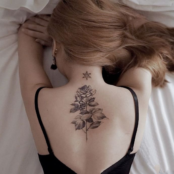 女生都喜欢的一组黑灰素花纹身图片