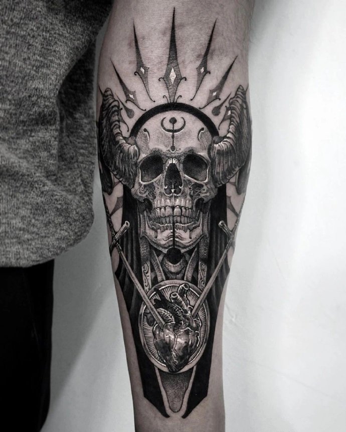 9张令人沉寂的暗色黑灰纹身图片