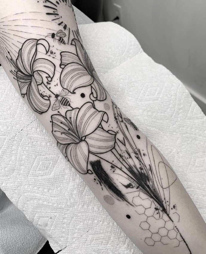 一组用点和线描绘出的丰富纹身图片