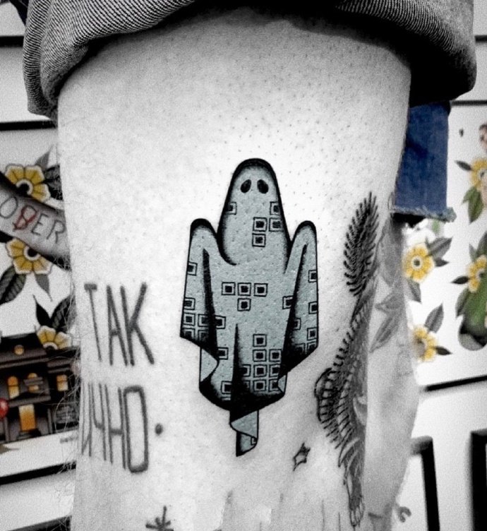 穿着各式花衣裳的小幽灵纹身图片9张