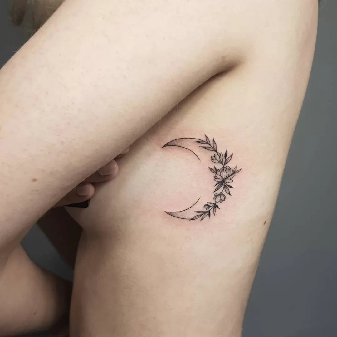 美少女必备的月亮纹身图片9张