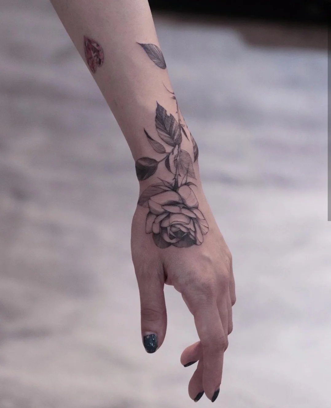 偏中性的9张手部纹身图片