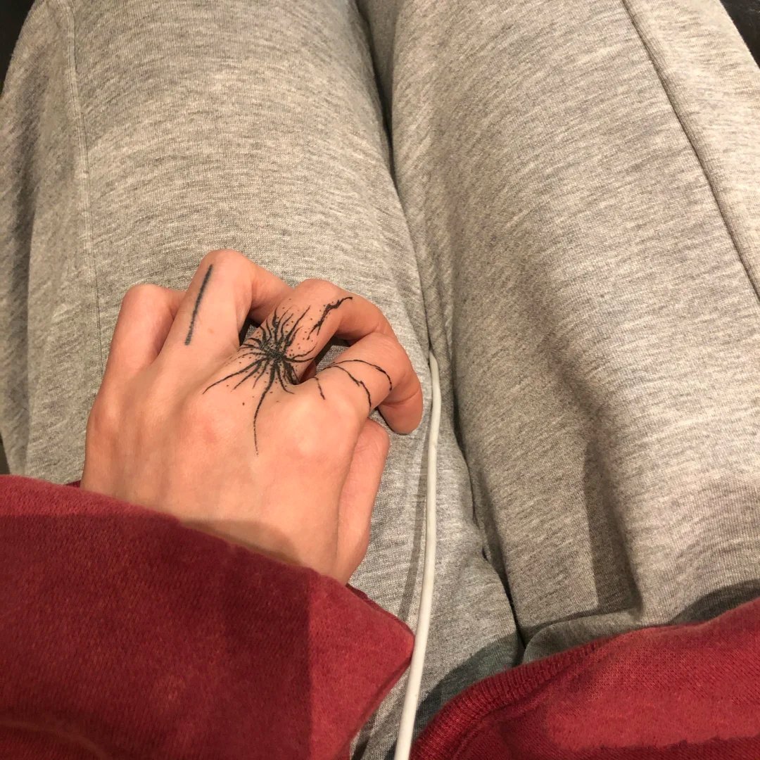 偏中性的9张手部纹身图片