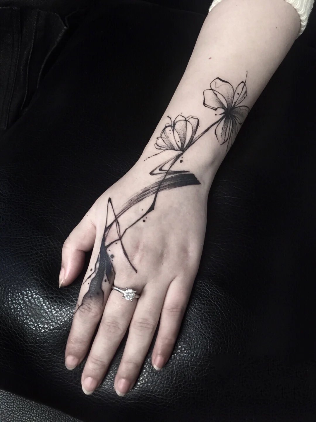 偏中性的9张手部纹身图片