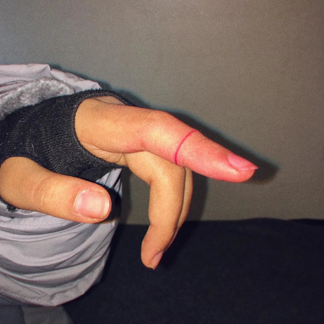 一组低调简单的手指纹身图片