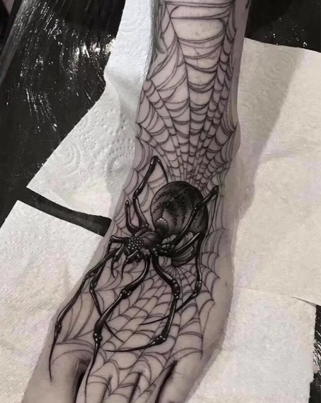 小众风格的9张黑色系纹身图片