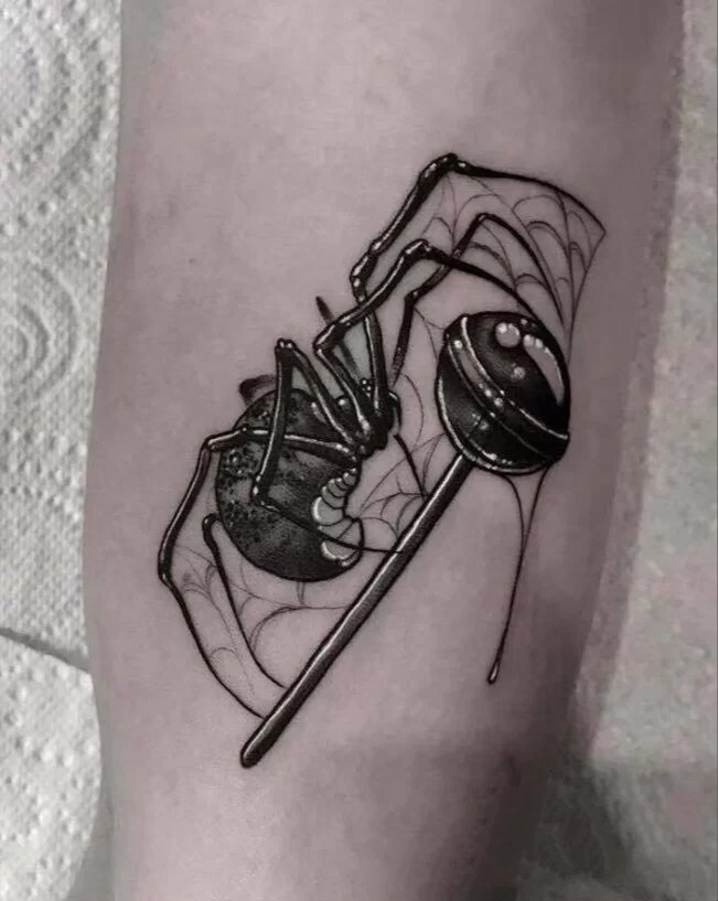 小众风格的9张黑色系纹身图片