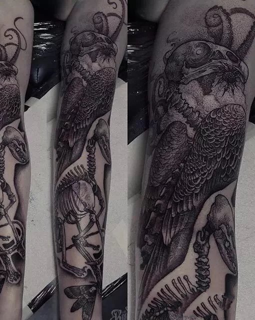 小众风格的9张黑色系纹身图片