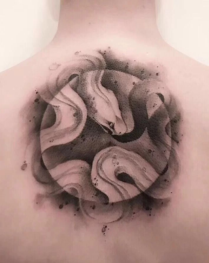 小众风格的9张黑色系纹身图片